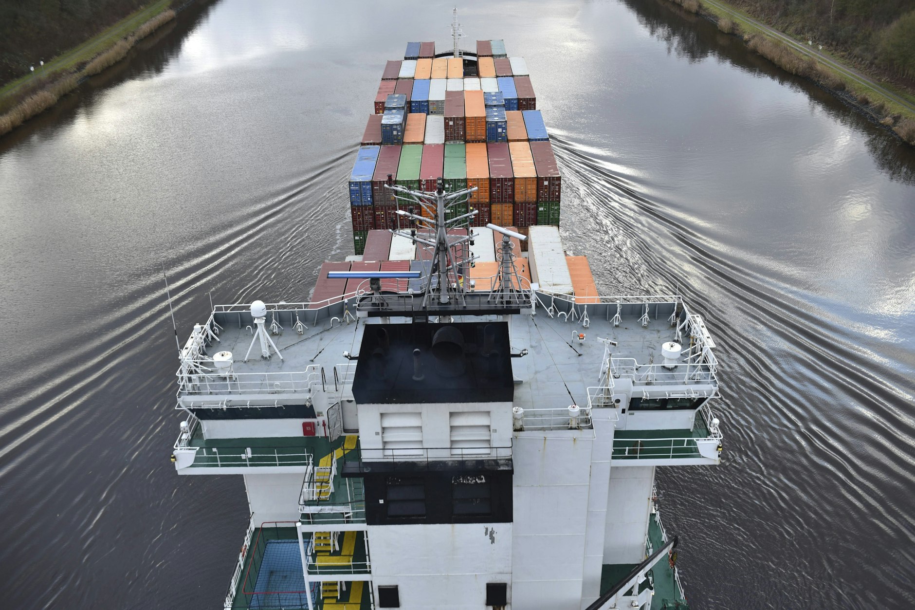 Ein Containerschiff an einem unbekannten Ort.