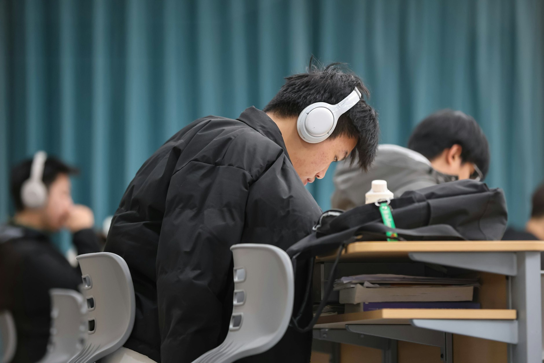 Schüler bereiten sich im Klassenraum auf die nationale Universitäts-Aufnahmeprüfung vor – eine der härtesten der Welt.