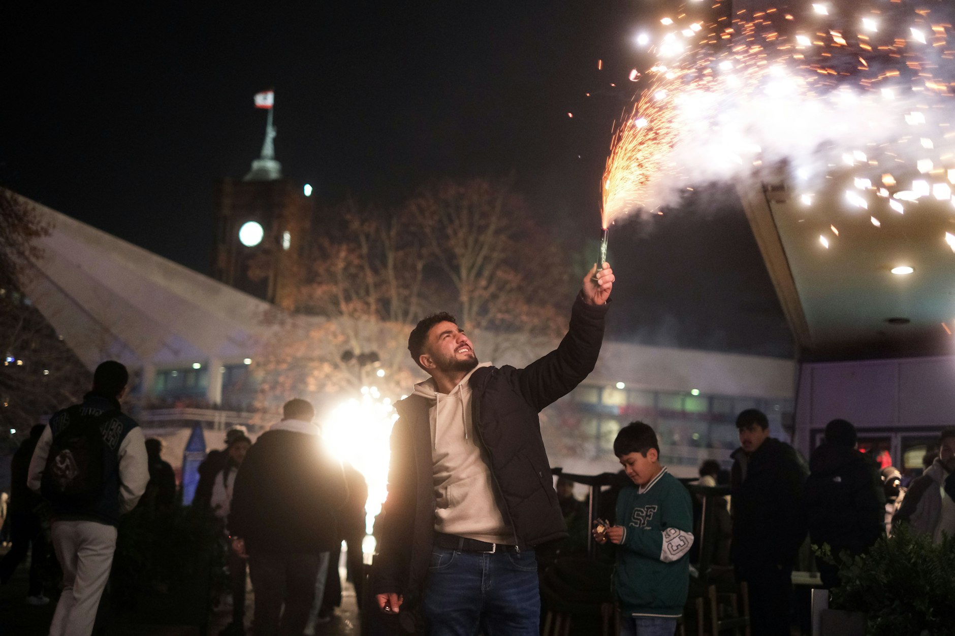 Menschen feiern Silvester am Alexanderplatz. Teile des Platzes wurden in den vergangenen Jahren bereits zur Böllerverbotszone erklärt.