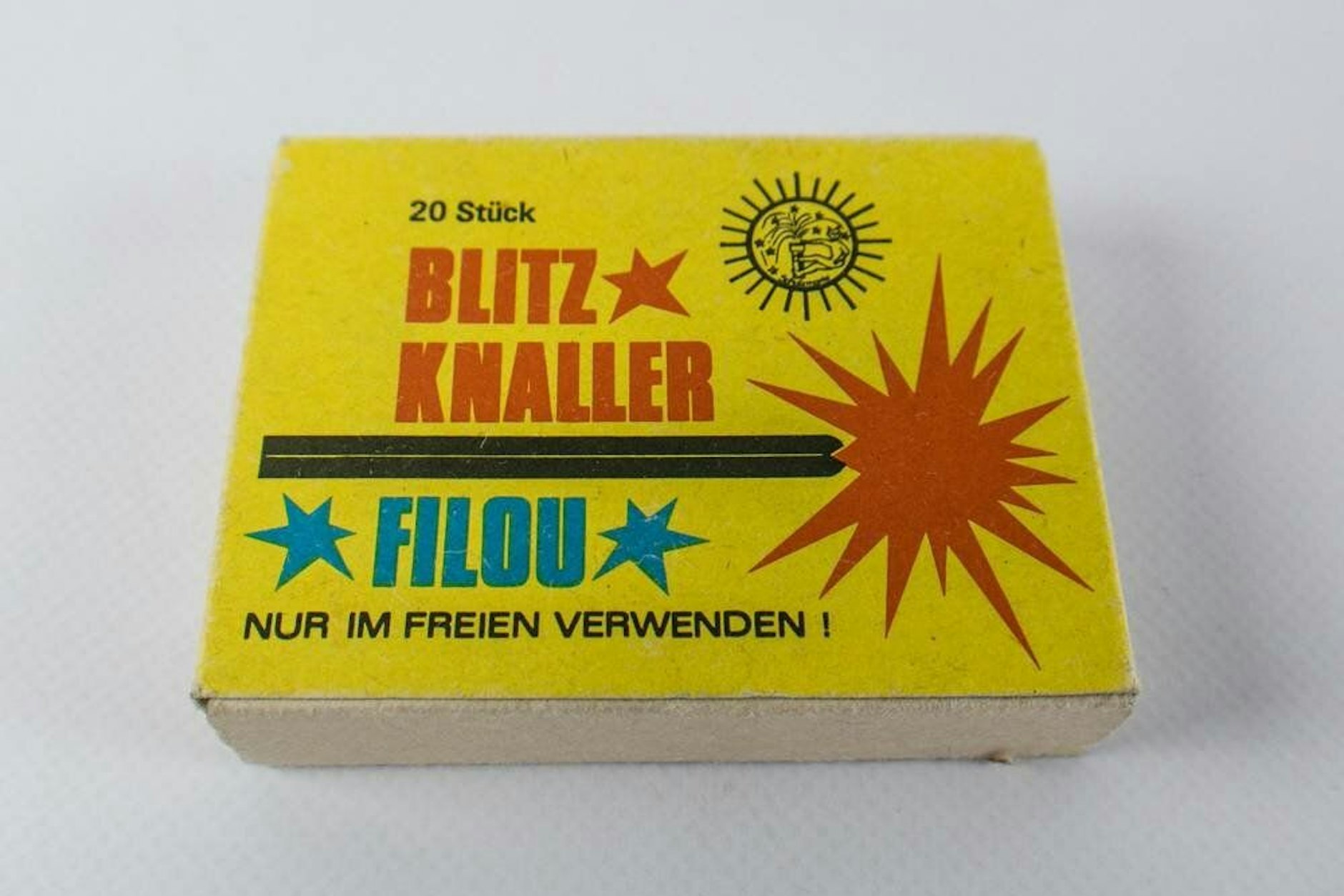 1980 wurden die alten Filou-Blitzknaller von dieser neuen Edition abgelöst - und der Preis stieg. Heute schlummert noch eine Schachtel der Knaller im DDR Museum Berlin.