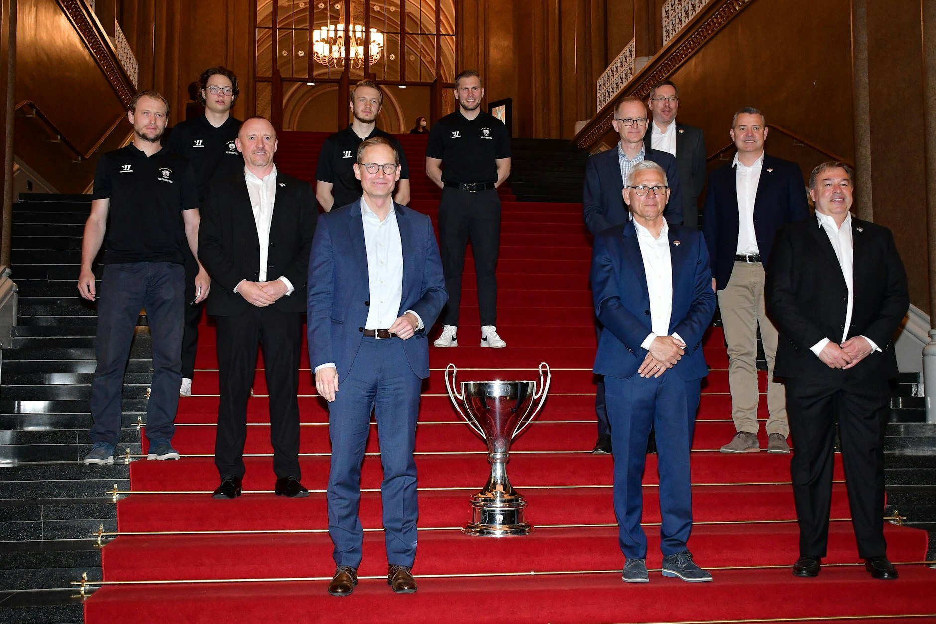 Immer schön Abstand halten: Den Meistertitel 2021, seinen letzten als Geschäftsführer, konnten Peter John Lee (2.v.r.) &amp; Co. im Roten Rathaus bei Berlins Bürgermeister Michael Müller (v.l.) nur dezent feiern – das war zu Corona-Zeiten.