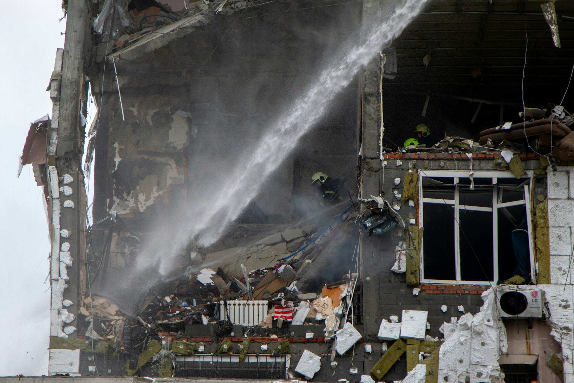 Rettungskräfte sichern ein 18-stöckiges Wohnhaus im Dniprovskyj-Bezirk von Kiew, das bei der Angriffswelle von einer russischen Drohne getroffen wurde.