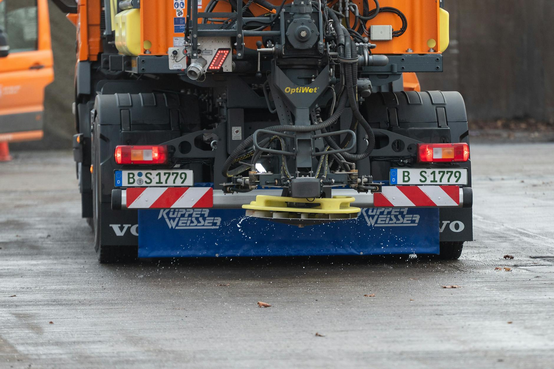 Die ganze Nacht über und am Morgen waren die Streufahrzeuge der Berliner Stadtreinigung BSR im Dauereinsatz. Rund 2300 Beschäftigte mit 540 Räum- und Streufahrzeugen kümmern sich um den BSR-Winterdienst.