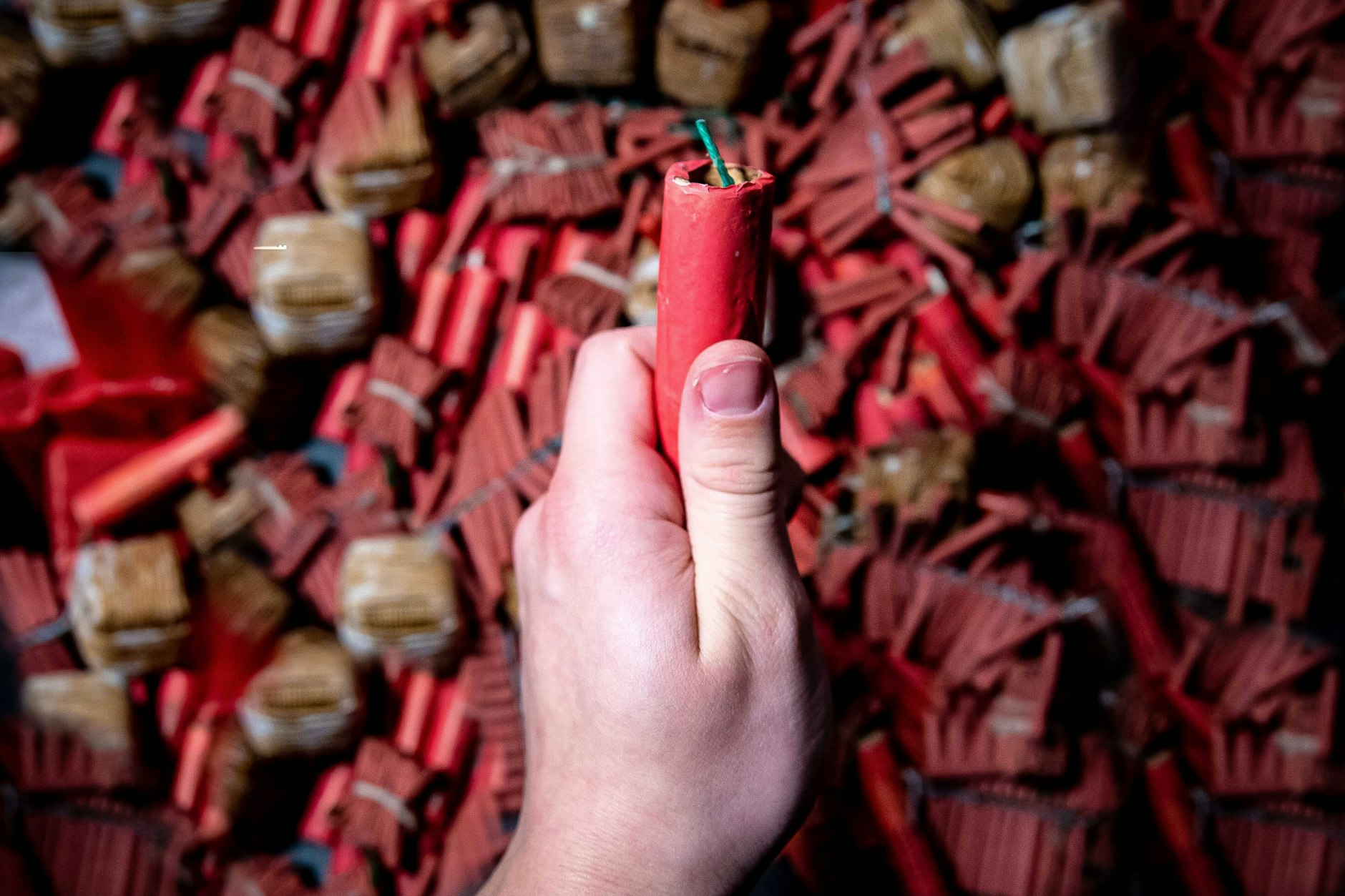 In mehreren Bezirken wird das Verwenden von Böllern zu Silvester und am Neujahrestag eingeschränkt. Doch der Schritt wirft Fragen auf.