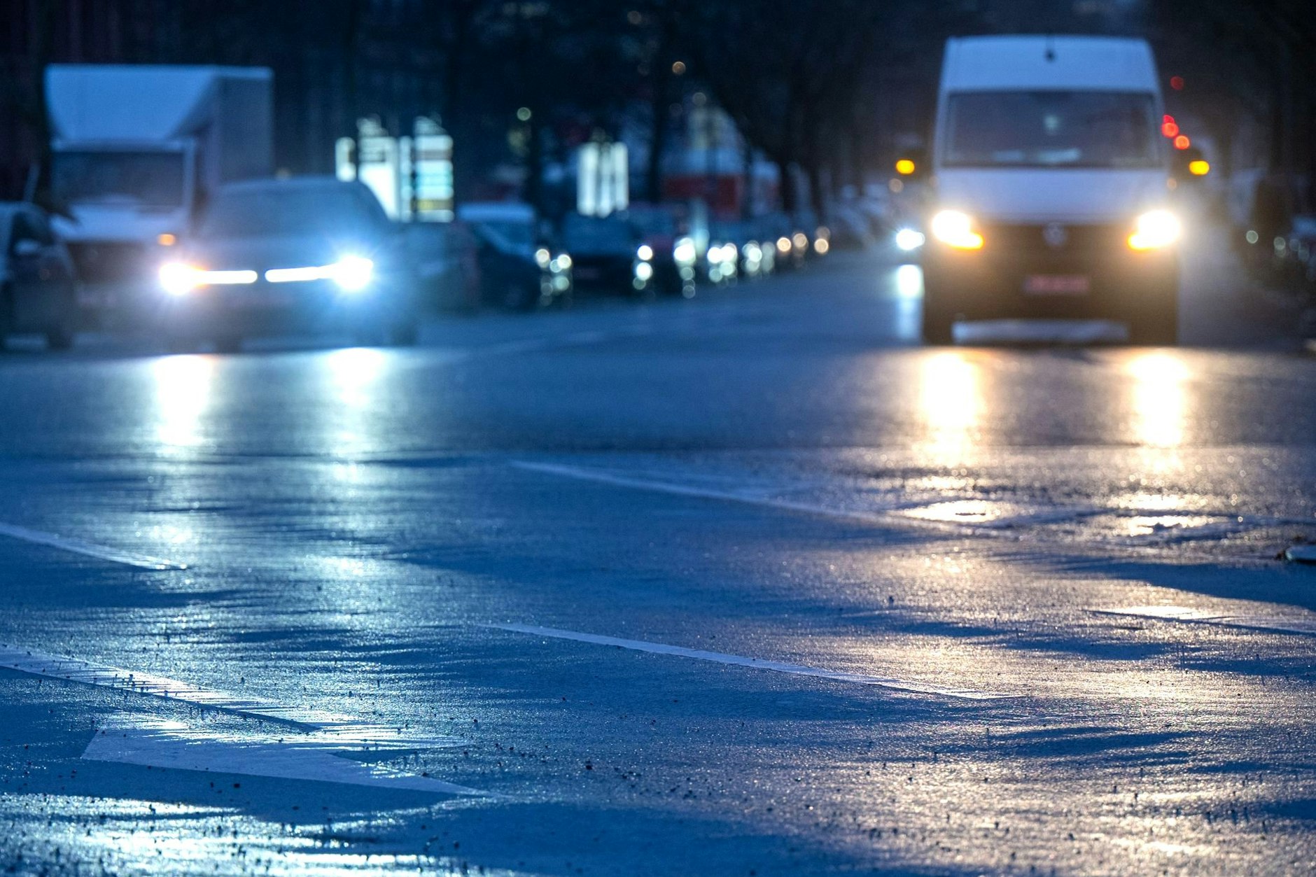 Autos fahren über eine vereiste Straße im Bezirk Charlottenburg. Der Deutsche Wetterdienst hat eine Glatteiswarnung für Berlin und Brandenburg ausgegeben.  