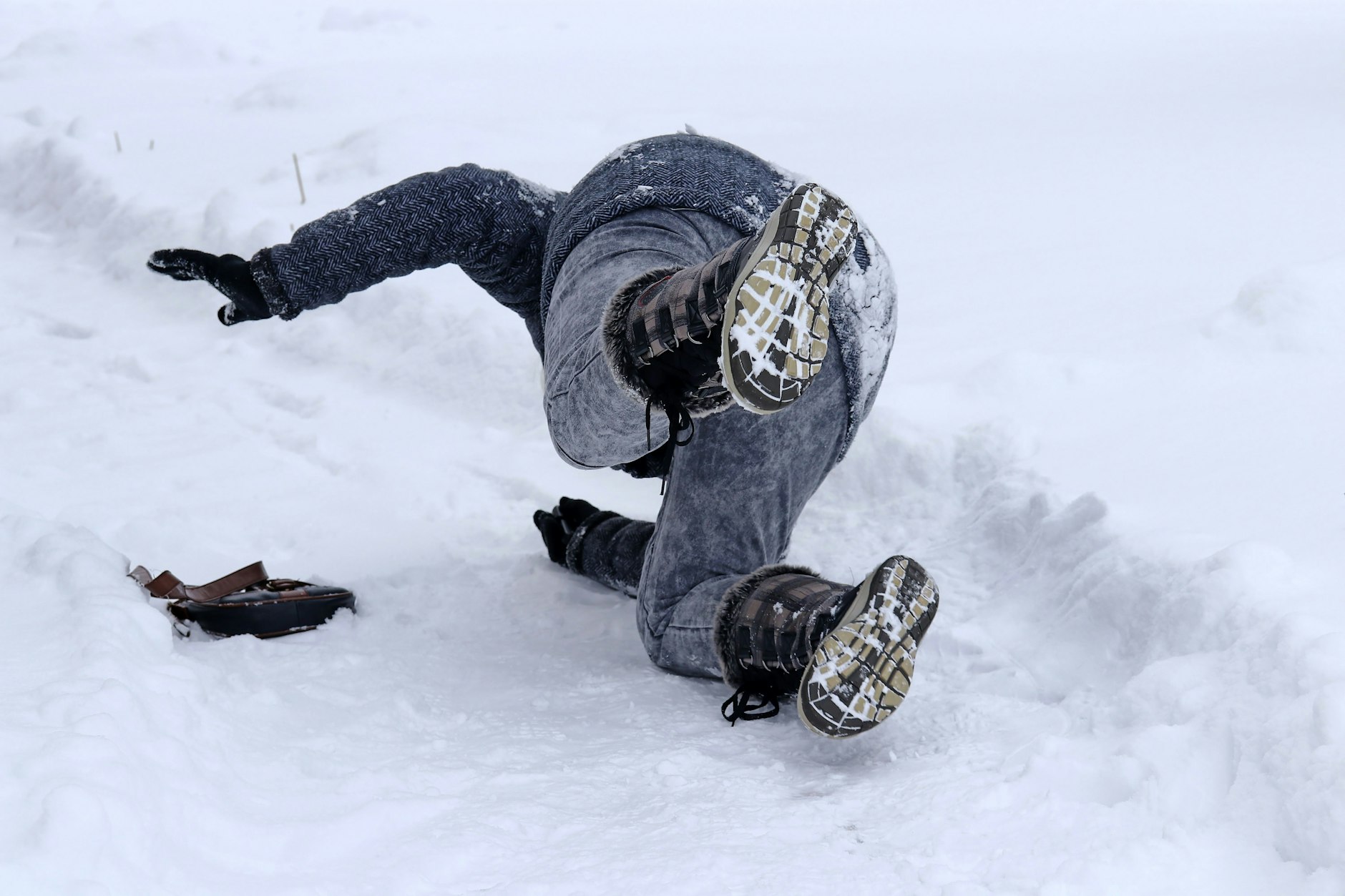 Fußgänger haben mit der Glätte besonders zu kämpfen, ob mit Schnee oder ohne.