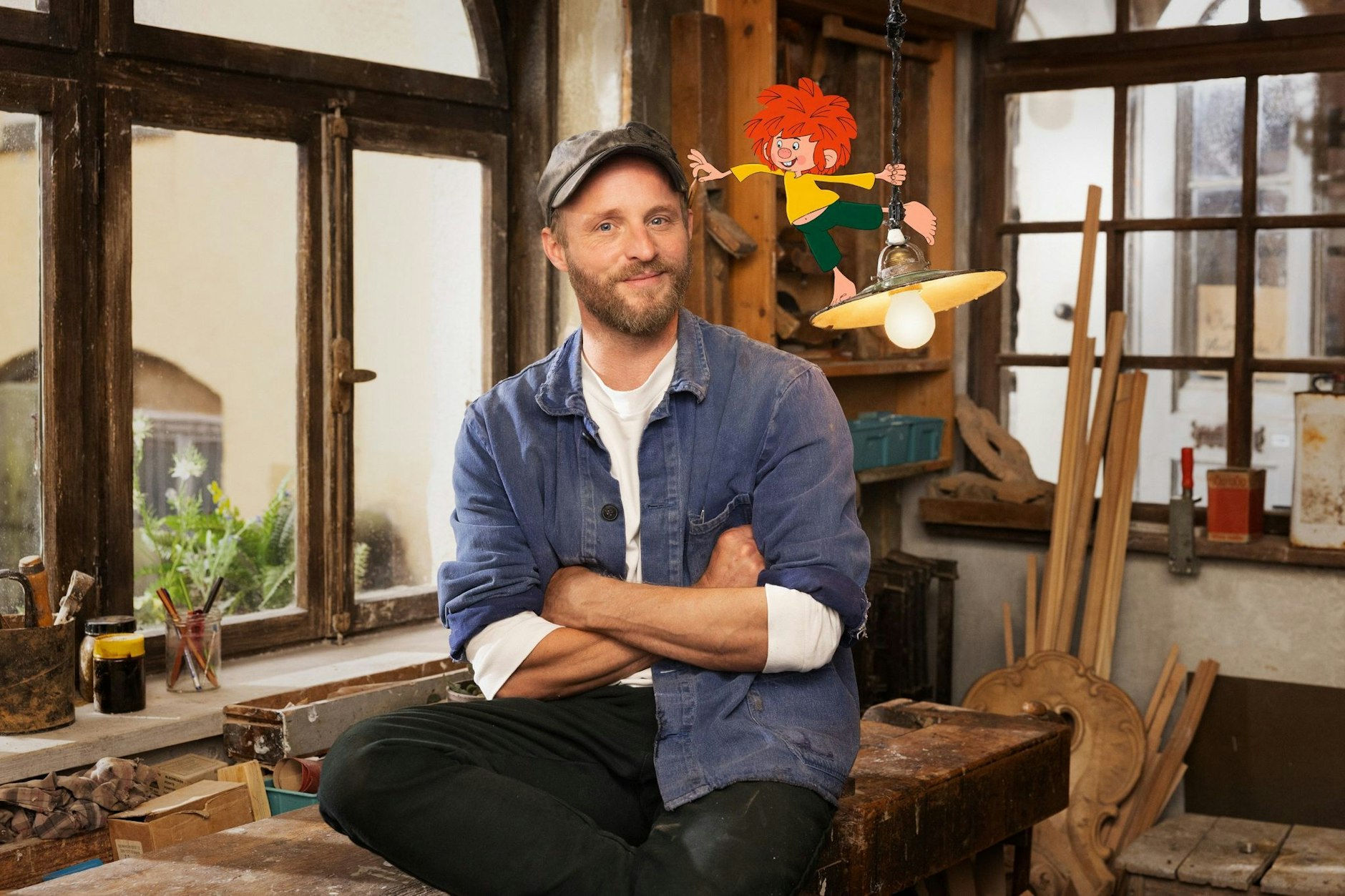 Schauspieler Florian Brückner als neuer Meister Eder in den „Neuen Geschichten vom Pumuckl“. Der Kultkobold treibt auch in der Neuauflage wieder seinen Schabernack in der Werkstatt.