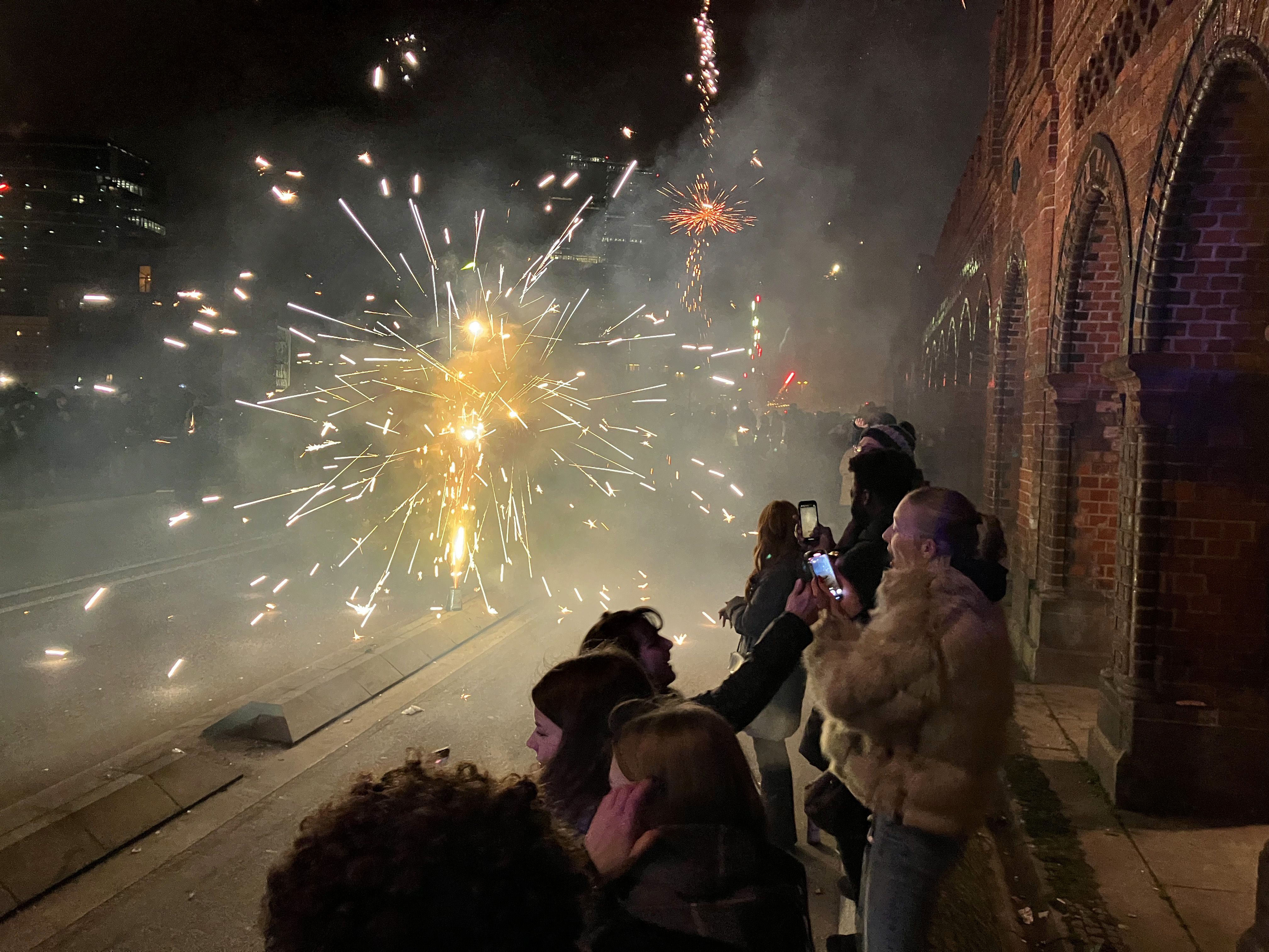 Brände, Verletzte, Müll: Warnung vor „Horrornacht von beispiellosem Ausmaß“