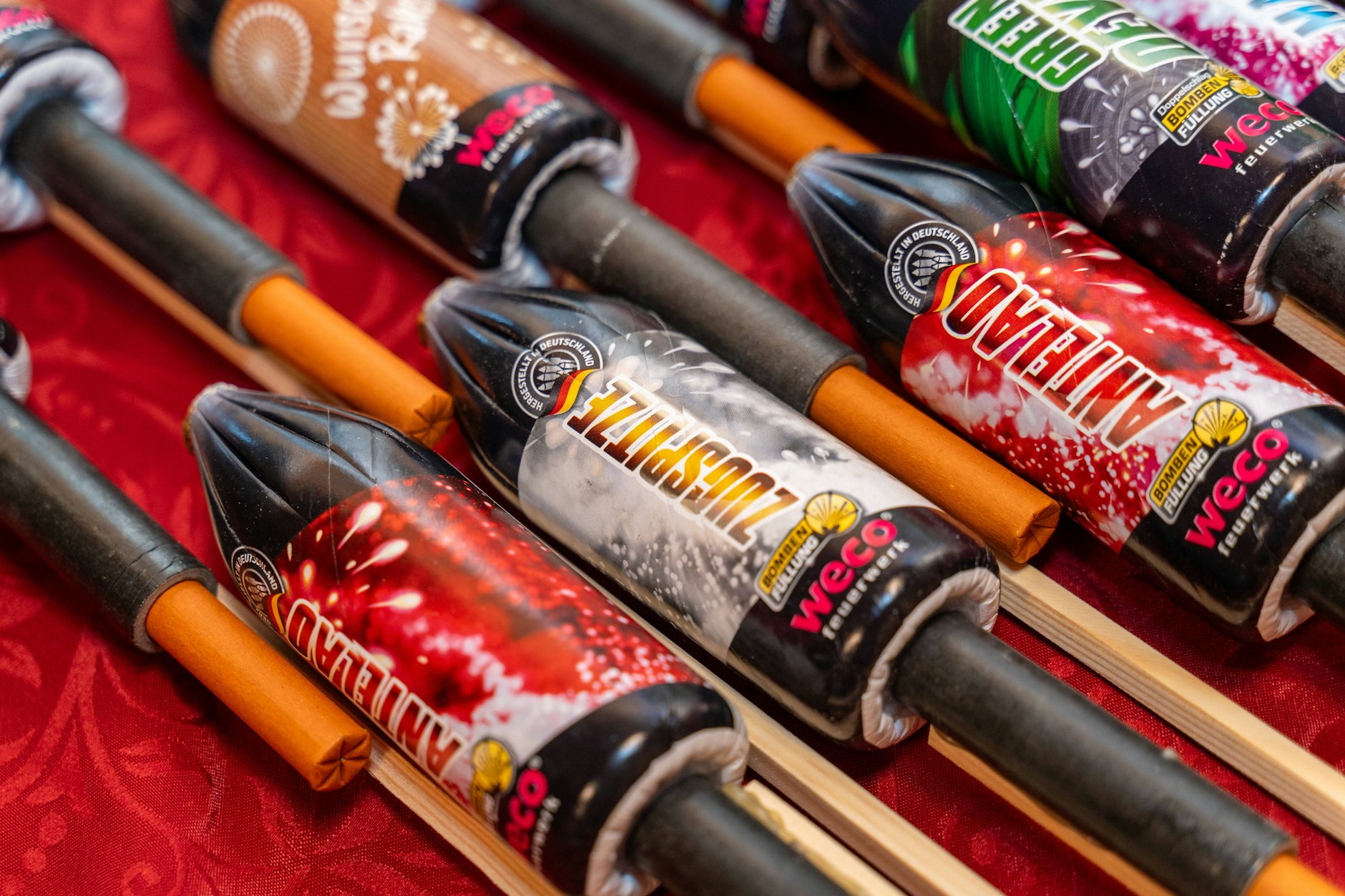 Raketen gehören zu den wichtigsten Silvesterprodukten. Doch bei den Feuerwerkskörpern mit Leitstab gibt es kleine verschiedene Sorten mit gewaltigen Unterschieden.