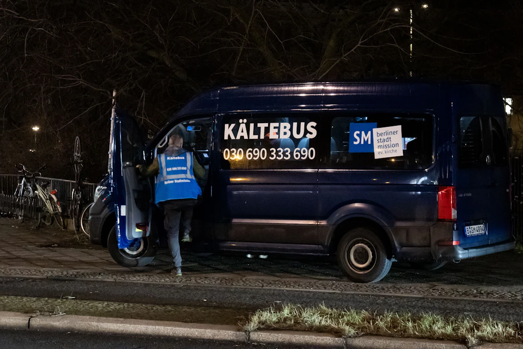 Unbekannte zünden Kältebus für Obdachlose an: Berliner Stadtmission bittet dringend um Spenden
