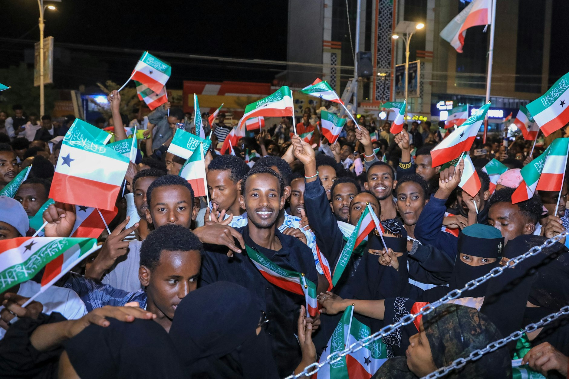 Bewohner schwenken am 26. Dezember Somaliland-Flaggen, während sie sich in der Innenstadt von Hargeisa versammeln, um die Ankündigung Israels zur Anerkennung des Staates Somaliland zu feiern.