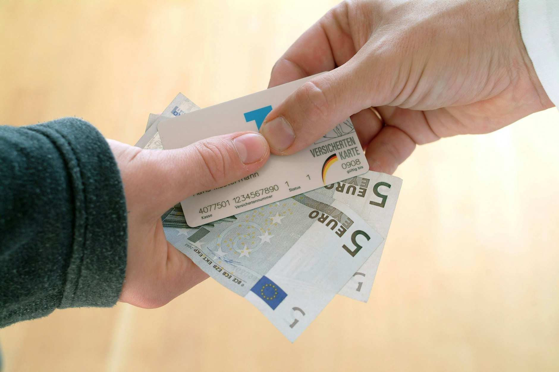 Die Zusatzbeiträge bei vielen Krankenkassen steigen im Jahr 2026 – im Durchschnitt könnten sie sogar bei mehr als drei Prozent liegen.