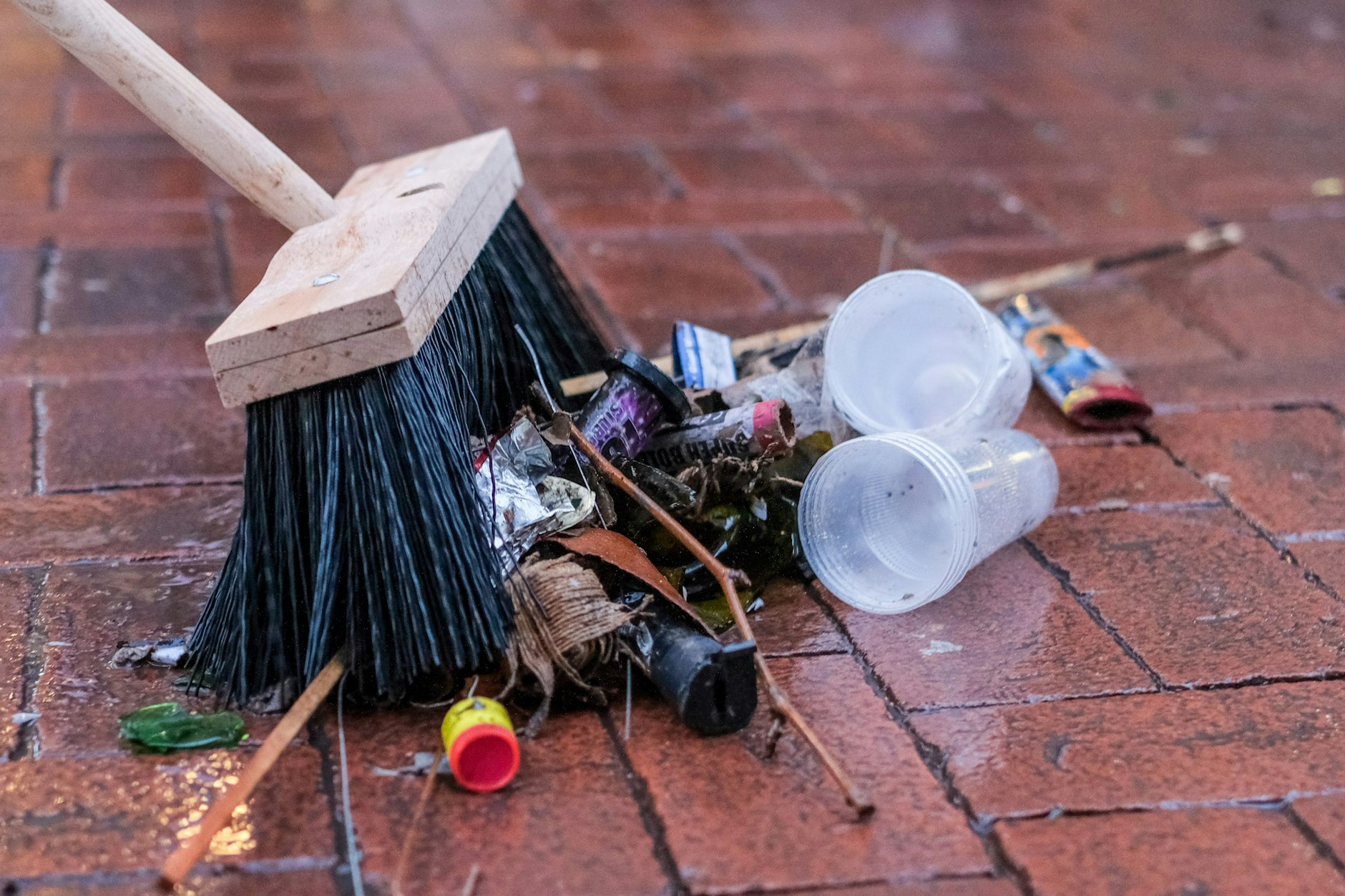 Abgebrannte Feuerwerkskörper und andere Überreste der Silvesternacht müssen weg.