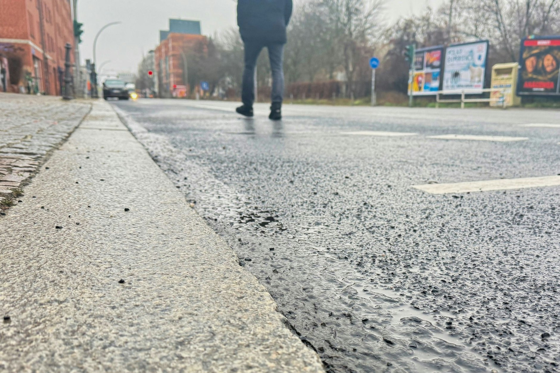Kälte und Nässe machten die Straßen und Gehwege in Berlin in den vergangenen Tagen spiegelglatt, es kam zu zahlreichen Stürzen und Knochenbrüchen.