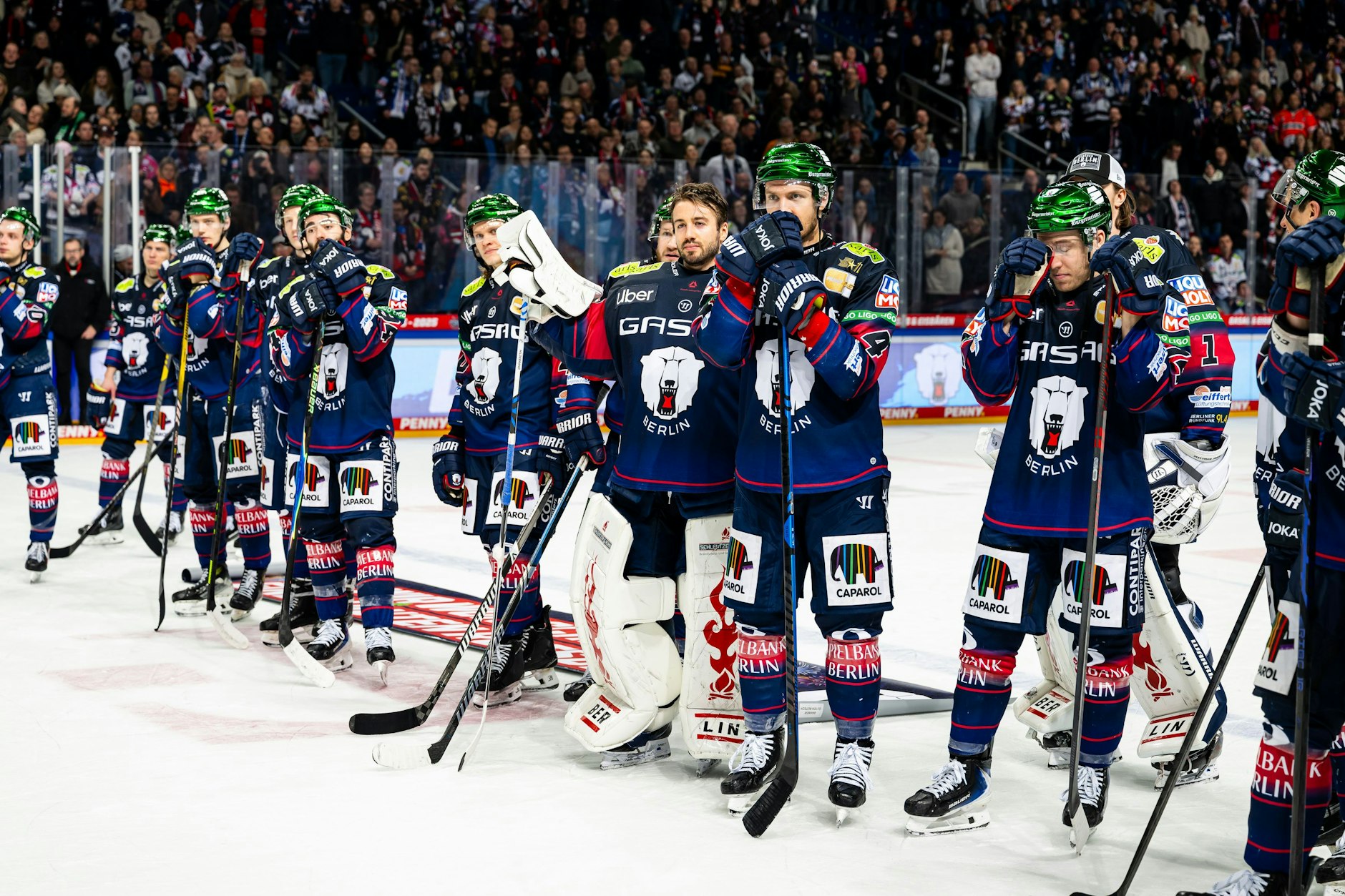 Die Spieler der Eisbären Berlin bedanken sich nach dem 5:2-Heimsieg gegen die Nürnberg Ice Tigers bei den Fans in der ausverkauften Uber Arena.