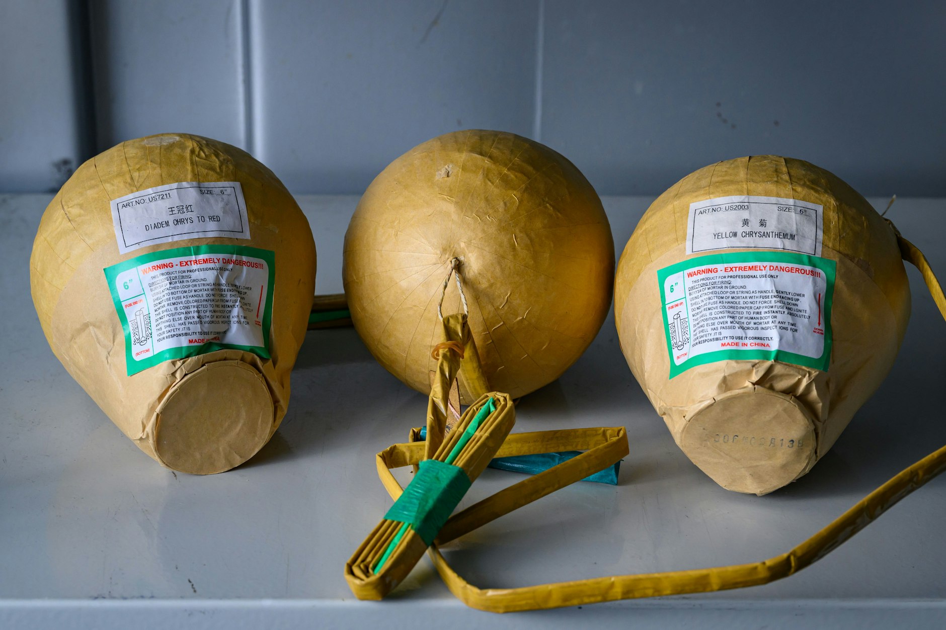 Die kugelförmigen Sprengkörper sind nur für professionelles Großfeuerwerk zugelassen. Illegal gezündet entfalten sie eine enorme Sprengkraft.