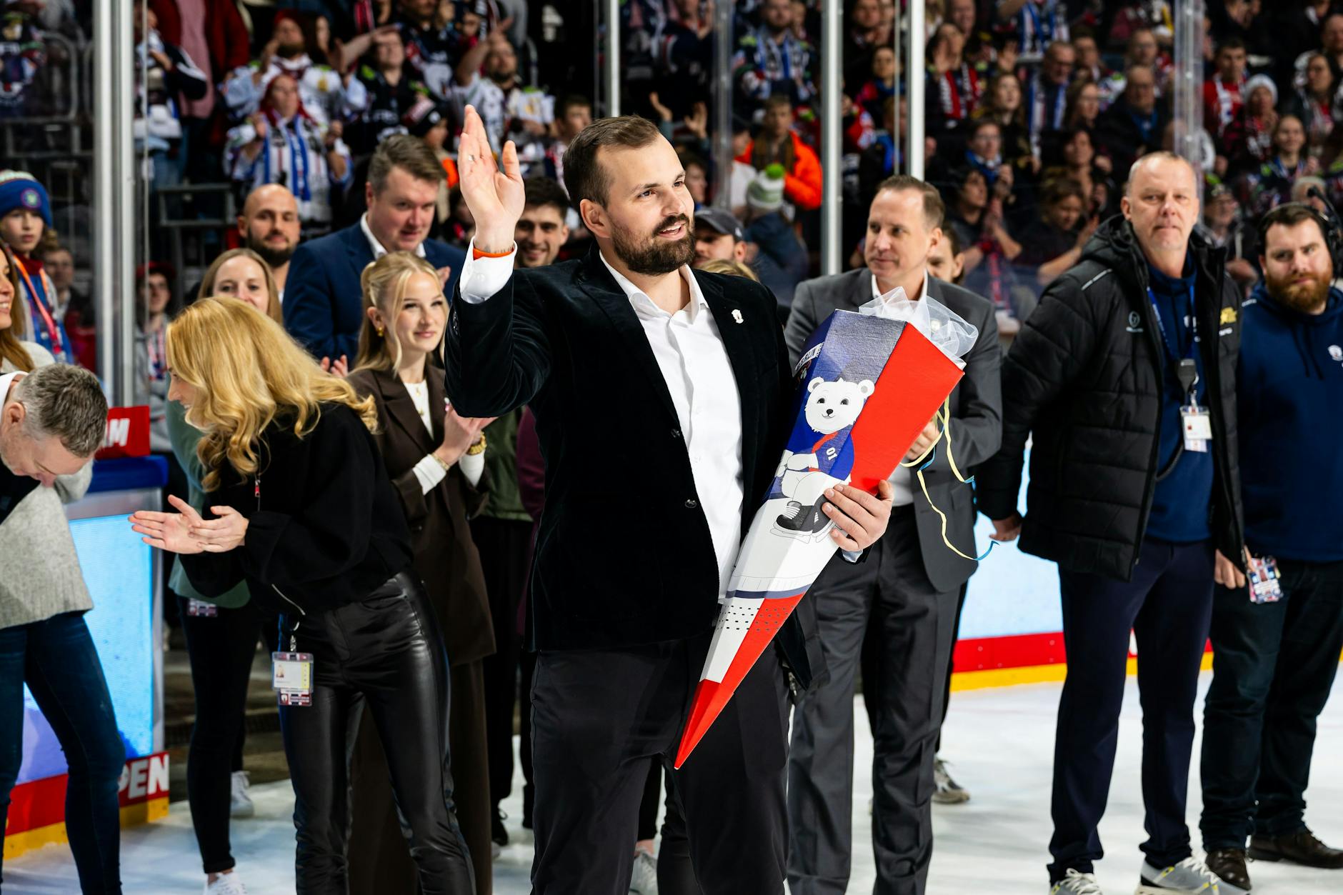 Der frühere Eisbären-Spieler Marco Nowak verabschiedet sich nach dem Heimspiel gegen die Nürnberg Ice Tigers vom Berliner Publikum.