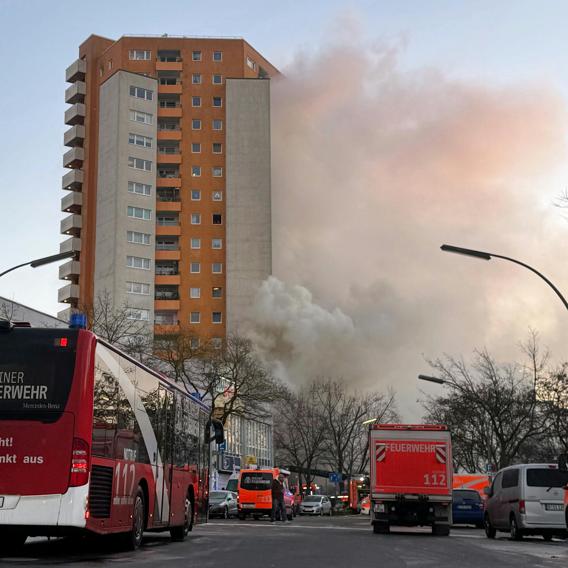 Hochhaus in Berlin-Spandau brennt, Mieter schwer verletzt