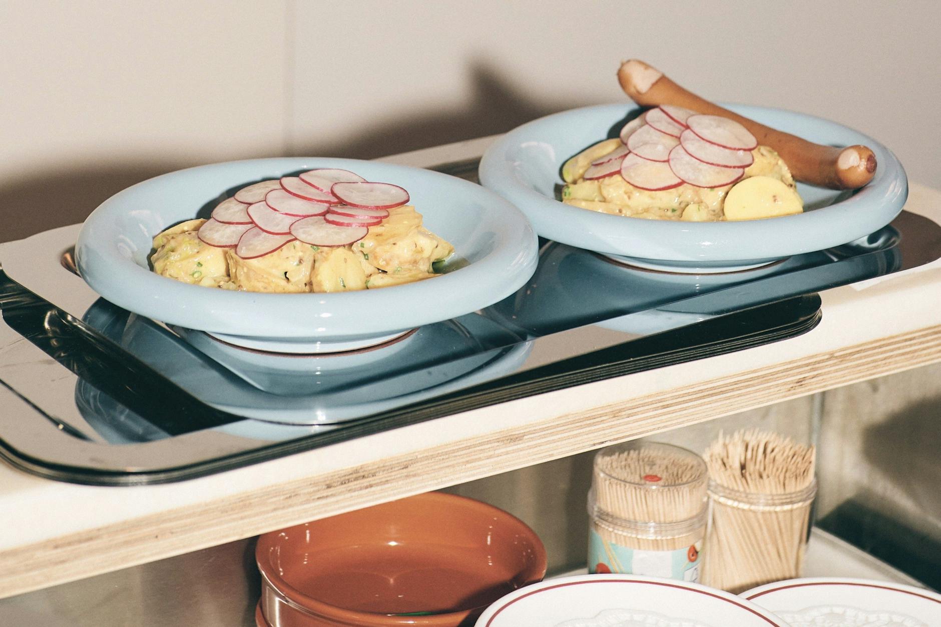 Auch das kann ein Café ausmachen: Kartoffelsalat und Wiener. Wer sagt, dass es immer Kuchen sein muss?