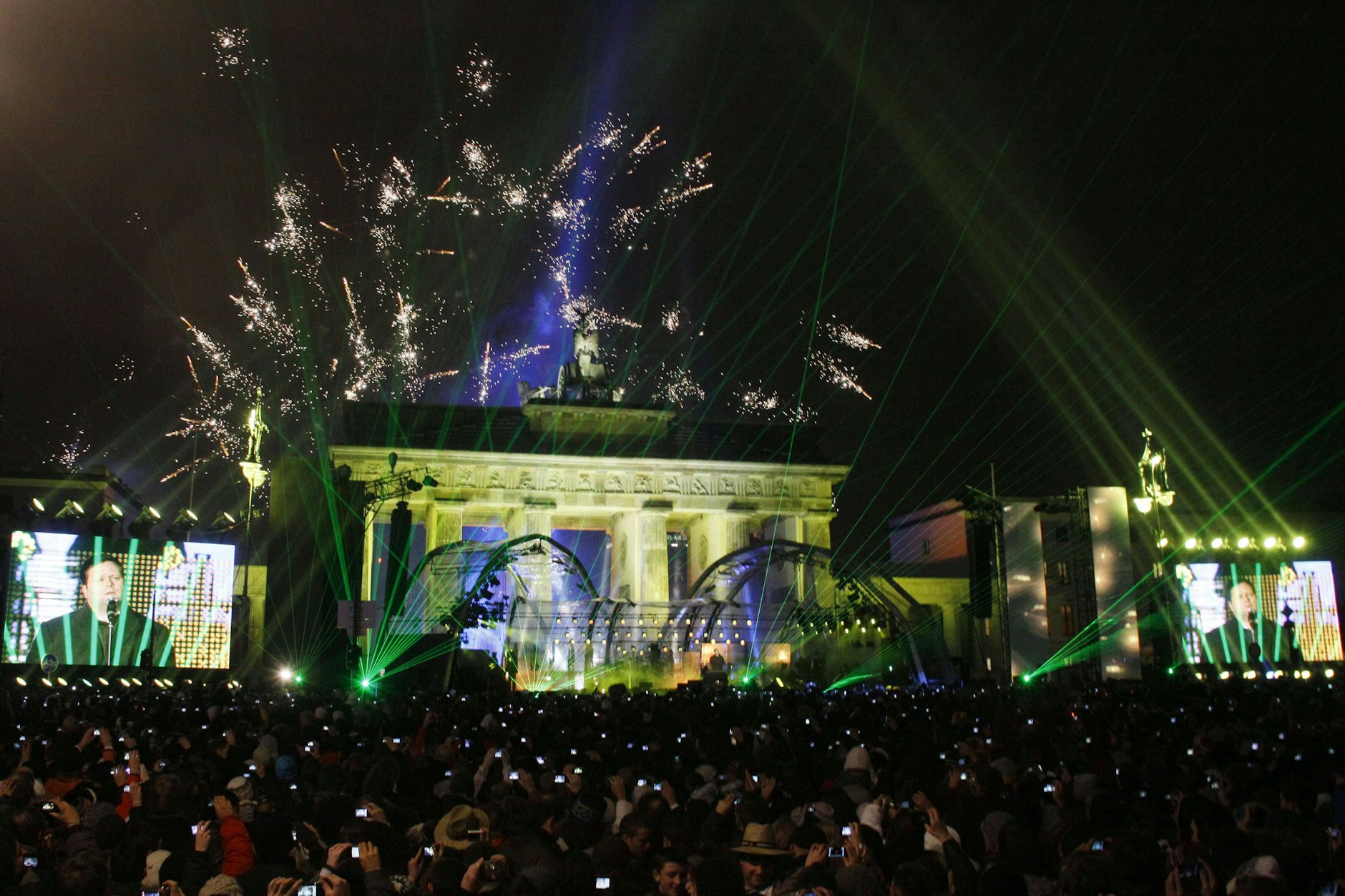 Am Brandenburger Tor findet eine dreistündige Feier mit Feuerwerk statt.