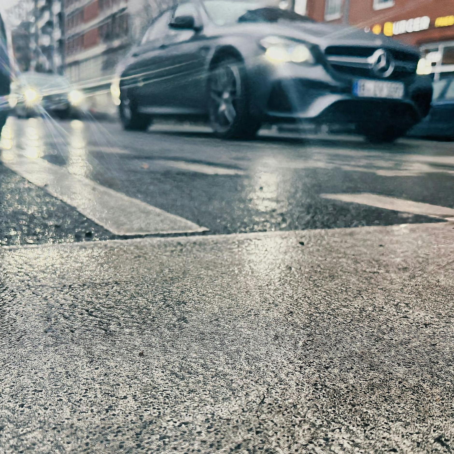 Hier sorgt der Glatteis-Hammer auch am Sonntag für gefährliche Straßen