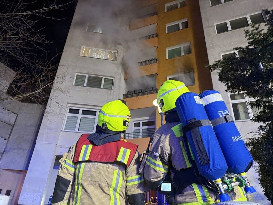 Hochhausbrand in Spandau: Mehrere Menschen verletzt, über 100 Einsatzkräfte vor Ort
