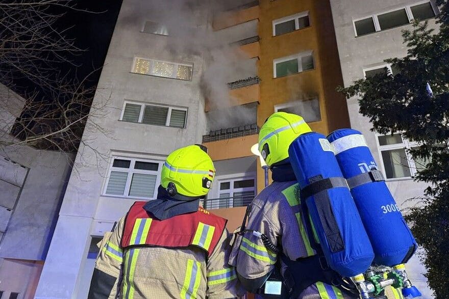 Die Feuerwehr ist am Sonntagmorgen in Berlin-Spandau im Einsatz.