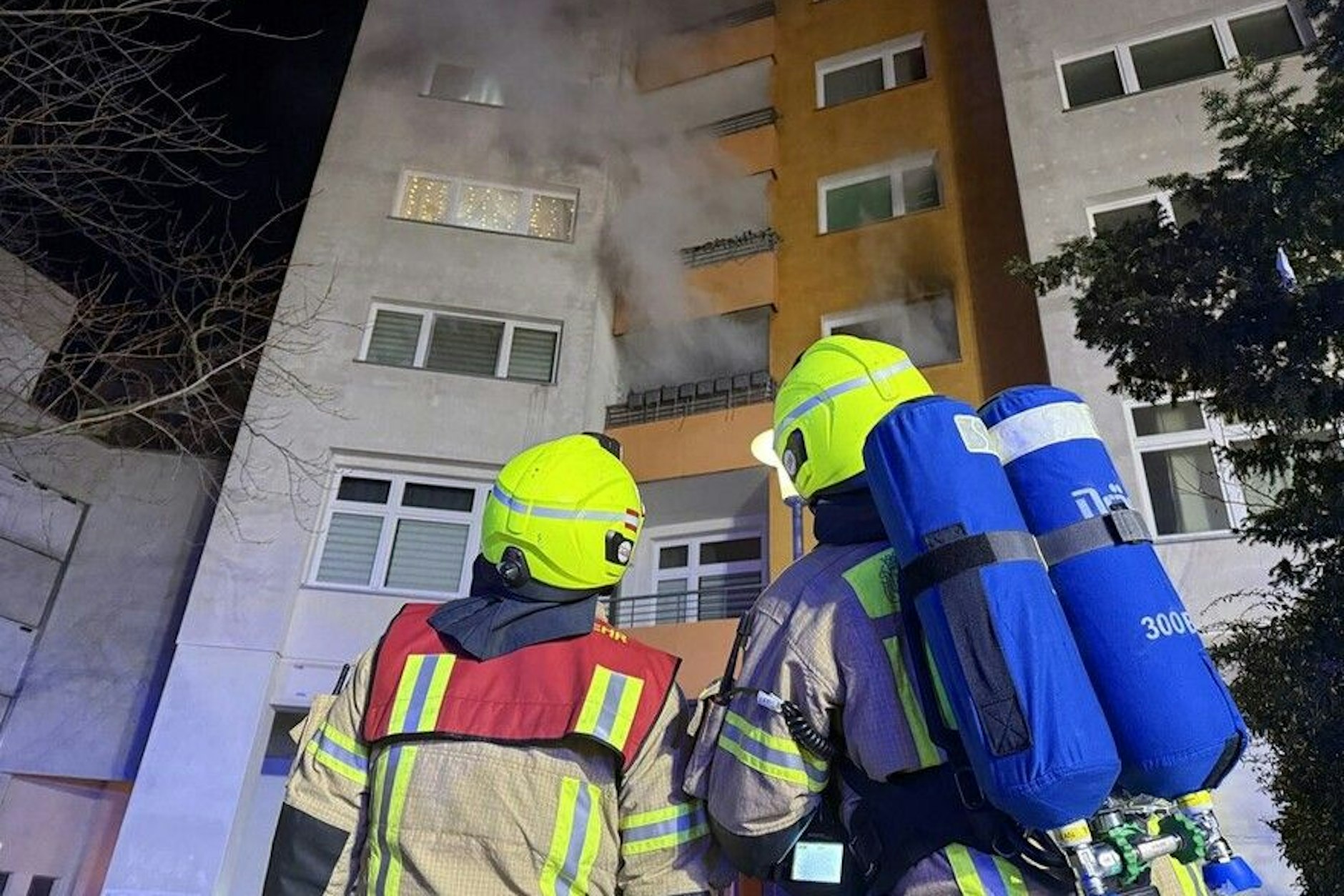 Die Feuerwehr ist am Sonntagmorgen in Berlin-Spandau im Einsatz.