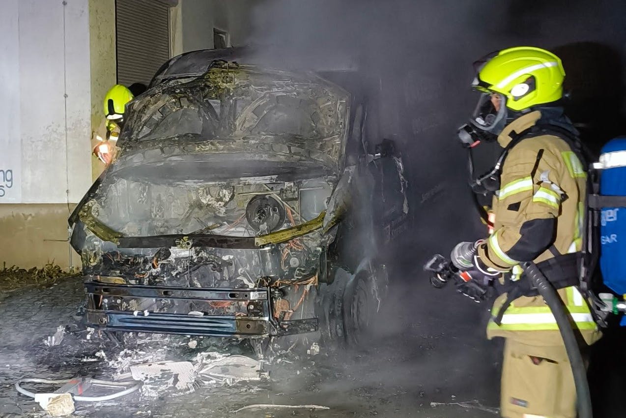 Ausgebrannter Kältebus der Berliner Stadtmission in Moabit: Feuerwehrleute löschen in der Nacht den Brand an der Seydlitzstraße.