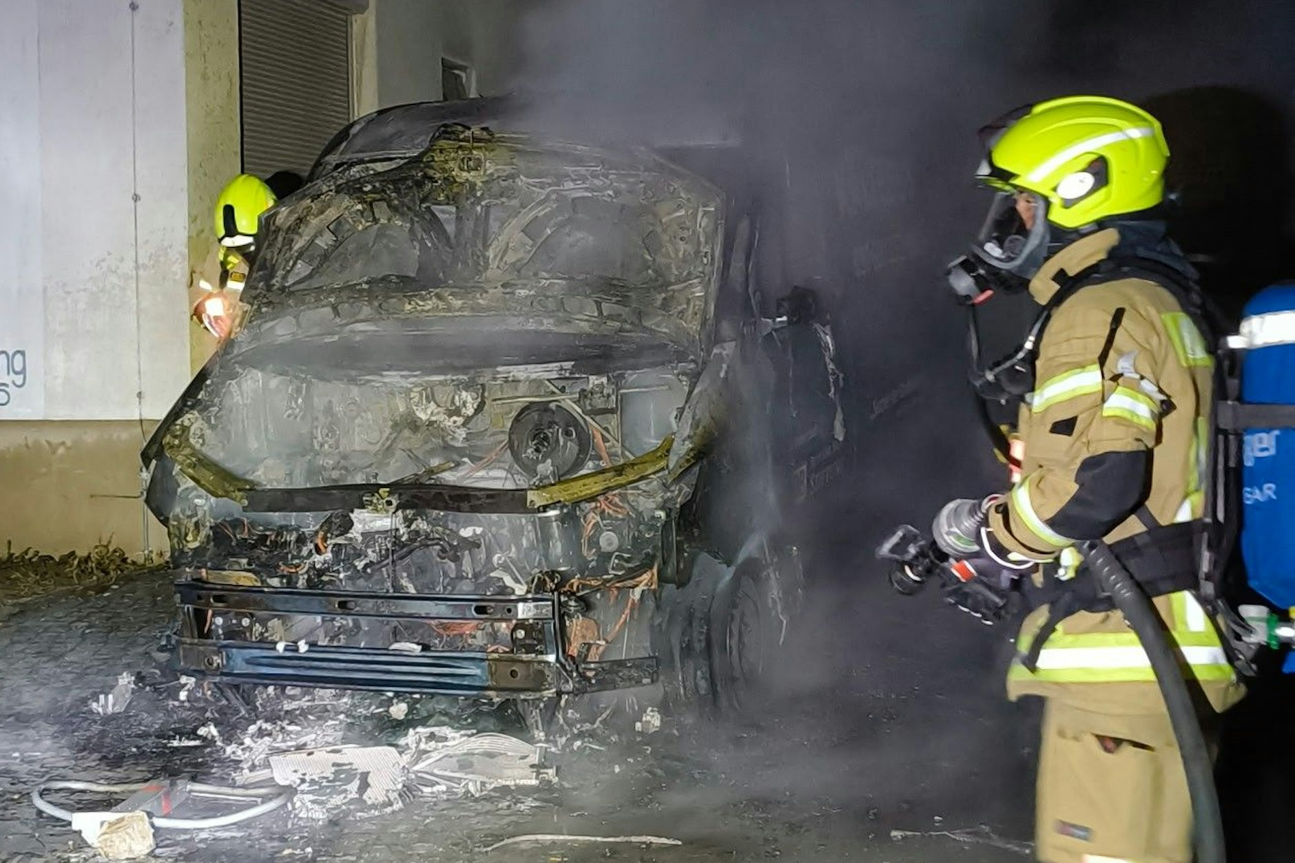 Ausgebrannter Kältebus der Berliner Stadtmission in Moabit: Feuerwehrleute löschen in der Nacht den Brand an der Seydlitzstraße.