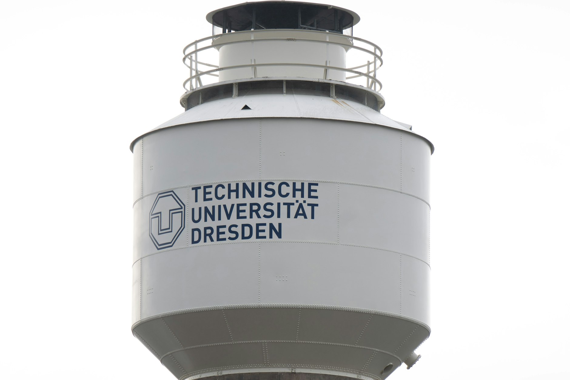 An einem Wasserturm am Mollier-Bau der TU Dresden steht der Schriftzug „Technische Universität Dresden“.
