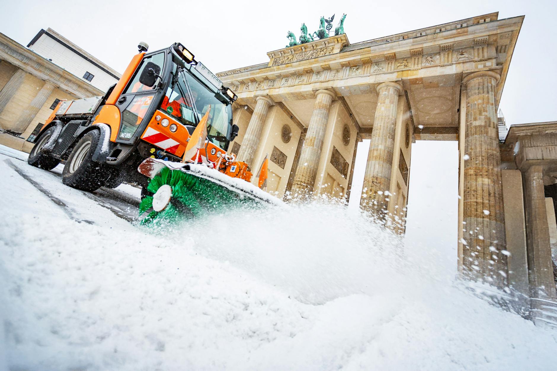 Kommt der Winter nach Berlin, und schafft es der Schnee bis ans Brandenburger Tor? Vor allem nach dem Jahreswechsel könnte es richtig spannend werden.