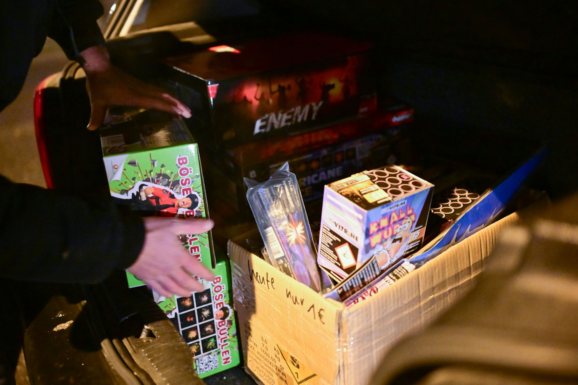 Die Geldbörsen werden weit geöffnet: Zum Verkaufsstart geben die Deutschen wieder massiv viel für Feuerwerk aus. Ob Raketen oder Batterien: Alles, was den Silvesterhimmel zum Strahlen bringt, landet im Einkaufskorb.