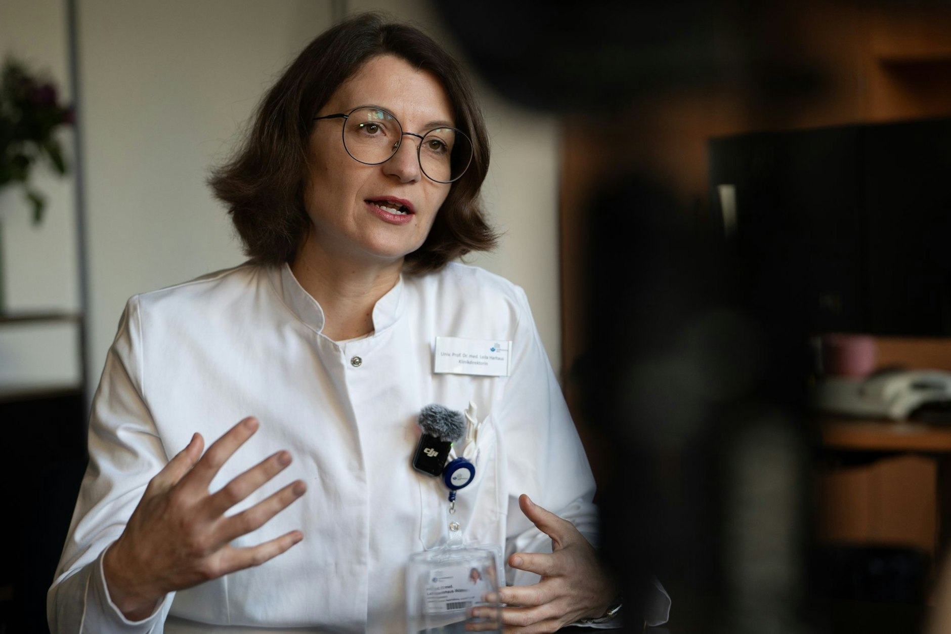 Handchirurgin Leila Harhaus-Wähner arbeitet im UKB Marzahn