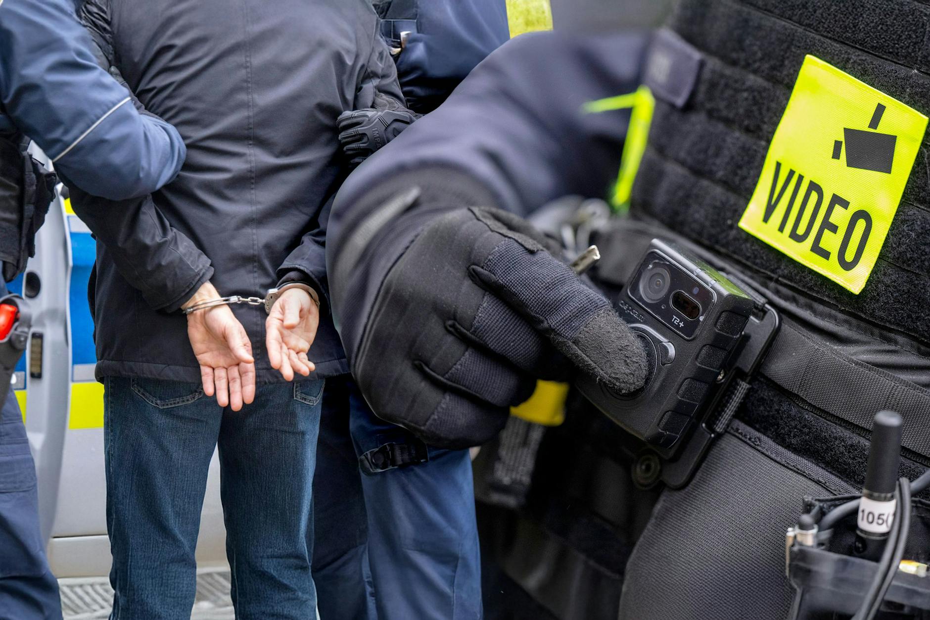 Berliner Polizisten setzen ab sofort Bodycams ein. Dafür hat das Land drei Millionen Euro ausgegeben.