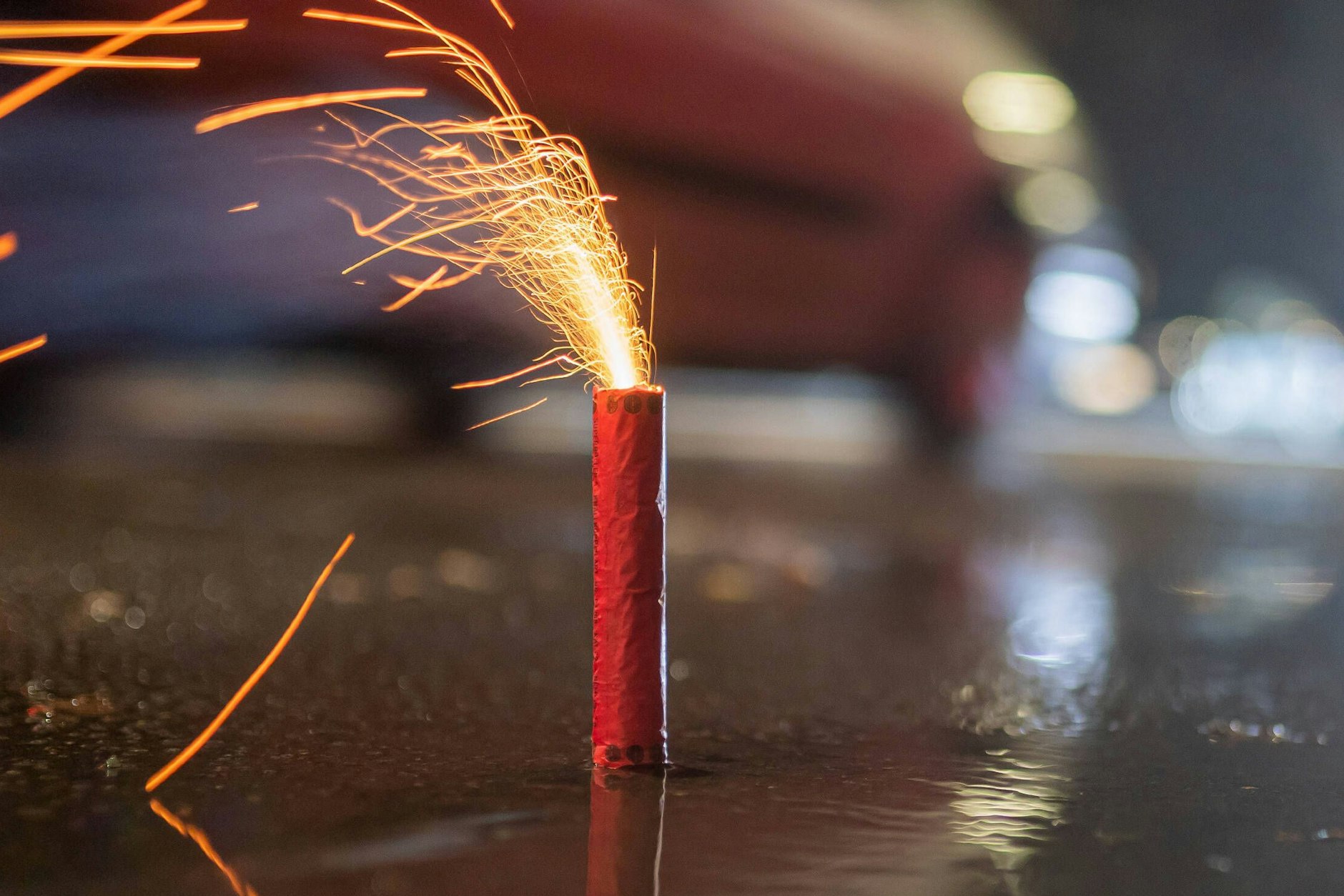 Damit das eigene Auto sicher durch die Silvesternacht kommt, sollten ein paar Sicherheitsmaßnahmen ergriffen werden.