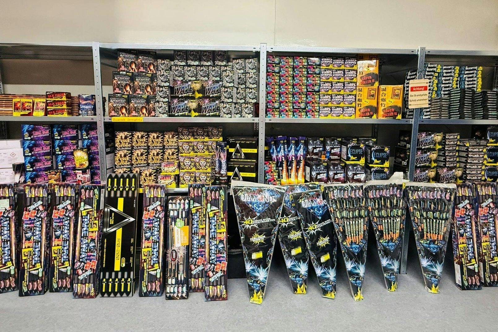 Dieses Feuerwerks-Arsenal stellten Polizisten in einem Keller an der Landsberger Allee sicher. Insgesamt wurden rund 330 Kilogramm Böller, Raketen und Batterien beschlagnahmt.