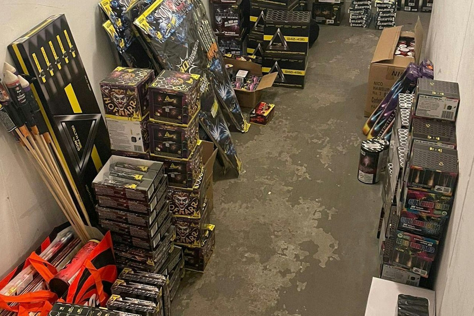 Blick in den Keller an der Landsberger Allee: Kistenweise Böller, Raketen und Batterien lagerten dort in einem Wohnhaus. 