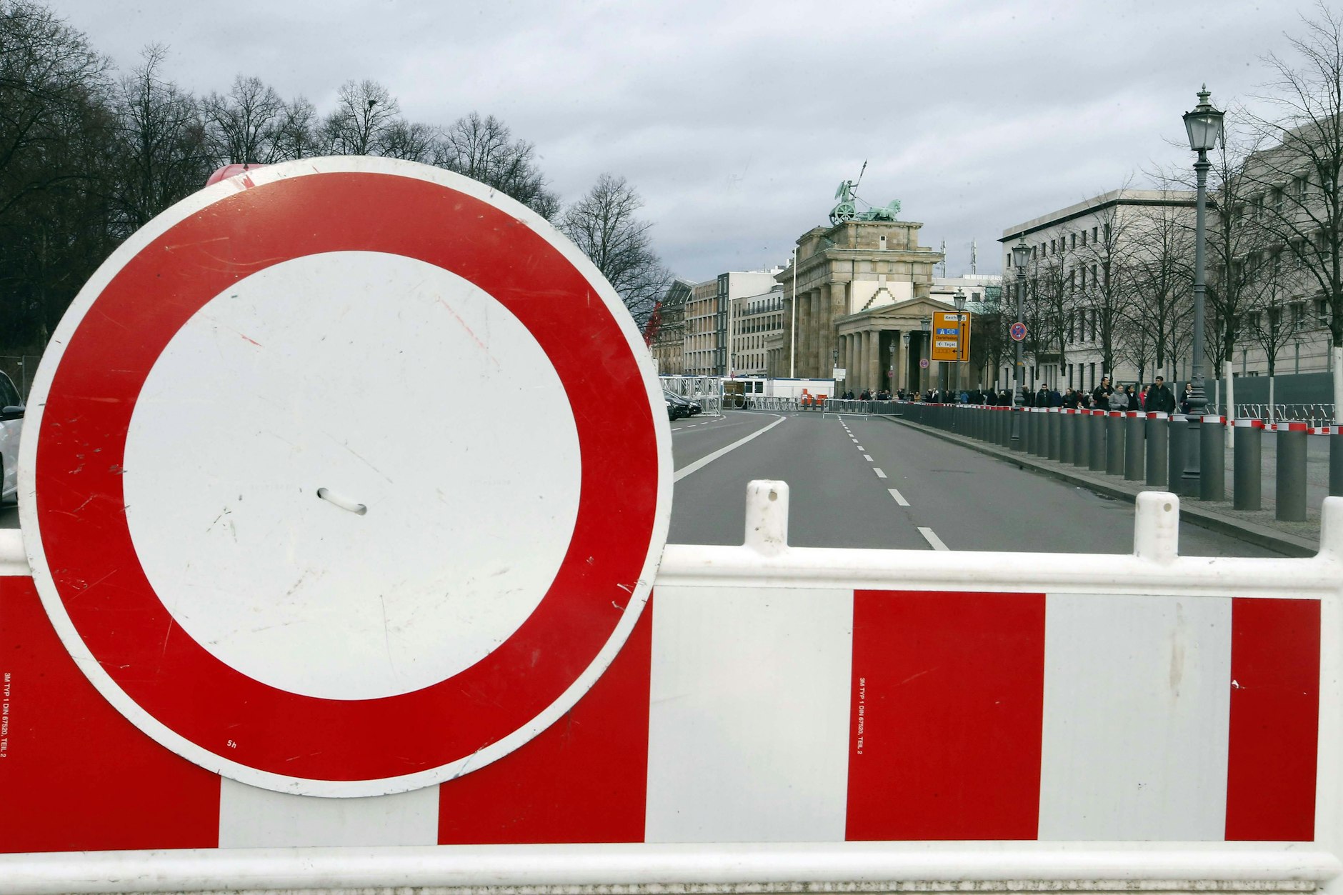 Archivbild: Absperrung rund um das Brandenburger Tor bei einer früheren Großveranstaltung.