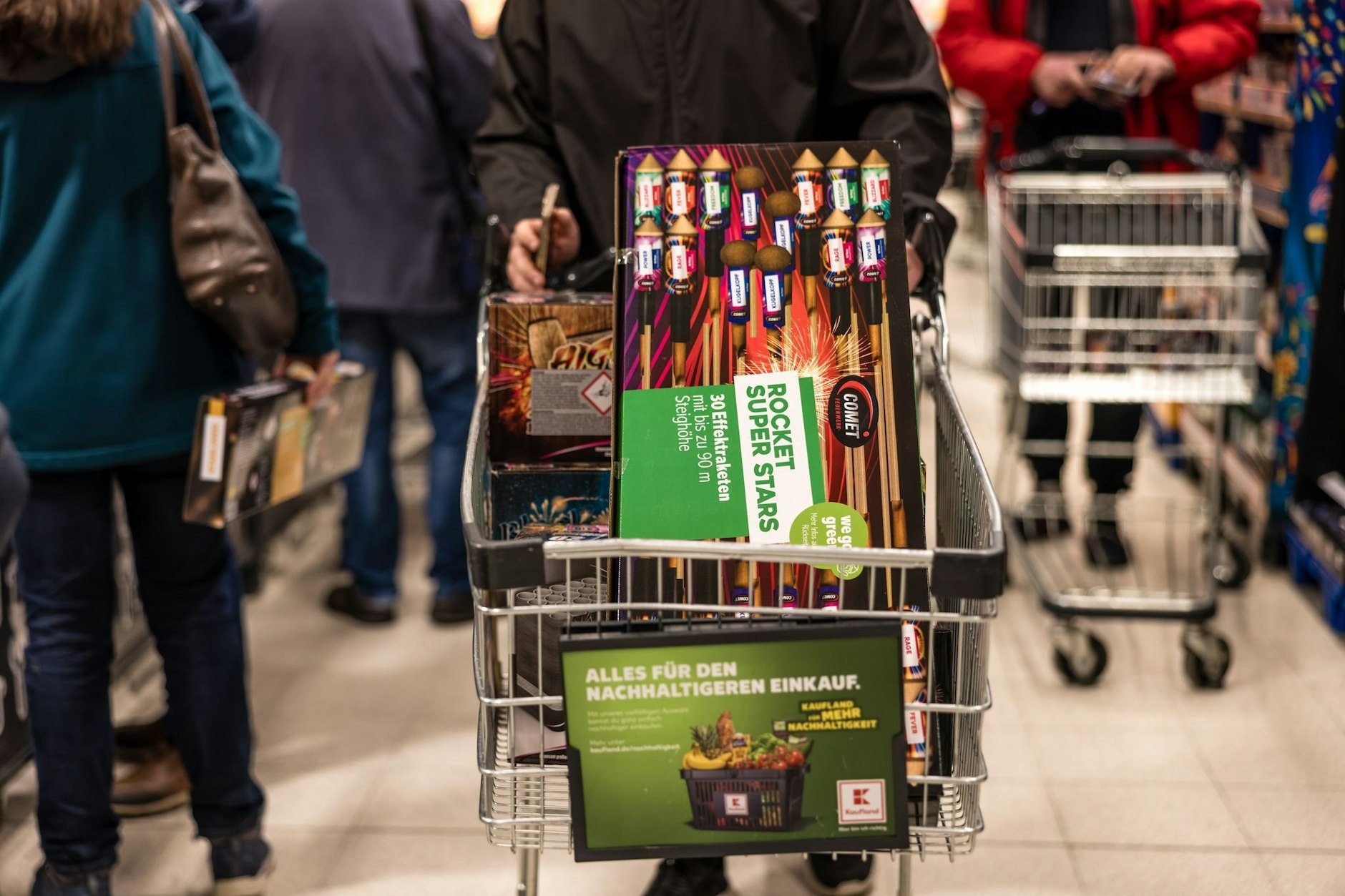 Ab Montag darf eingekauft werden: In zahlreichen Geschäften wird wieder Pyrotechnik für Silvester angeboten.