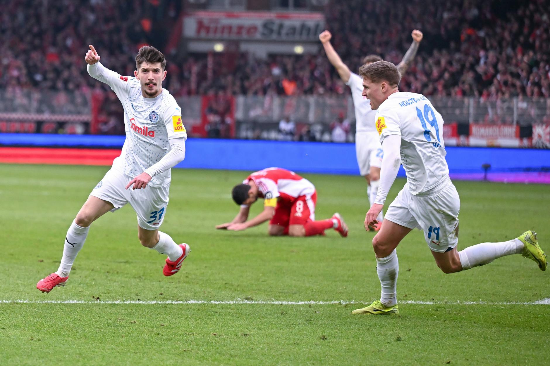 Kiels Armin Gigovic (l.) jubelt, Rani Khedira ist am Boden zerstört – der 1. FC Union hat sich gegen Aufsteiger Holstein blamiert.
