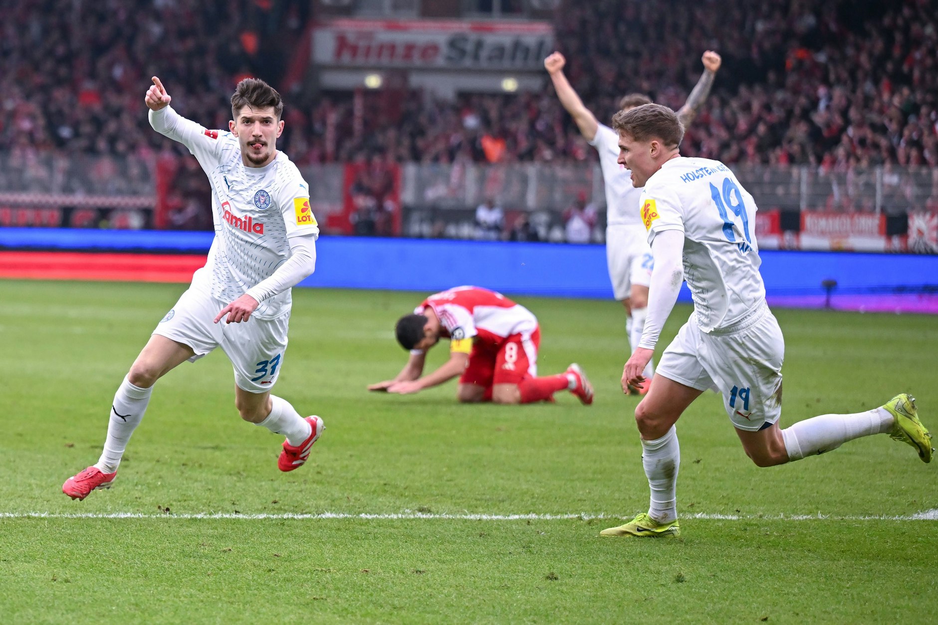 Kiels Armin Gigovic (l.) jubelt, Rani Khedira ist am Boden zerstört – der 1. FC Union hat sich gegen Aufsteiger Holstein blamiert.