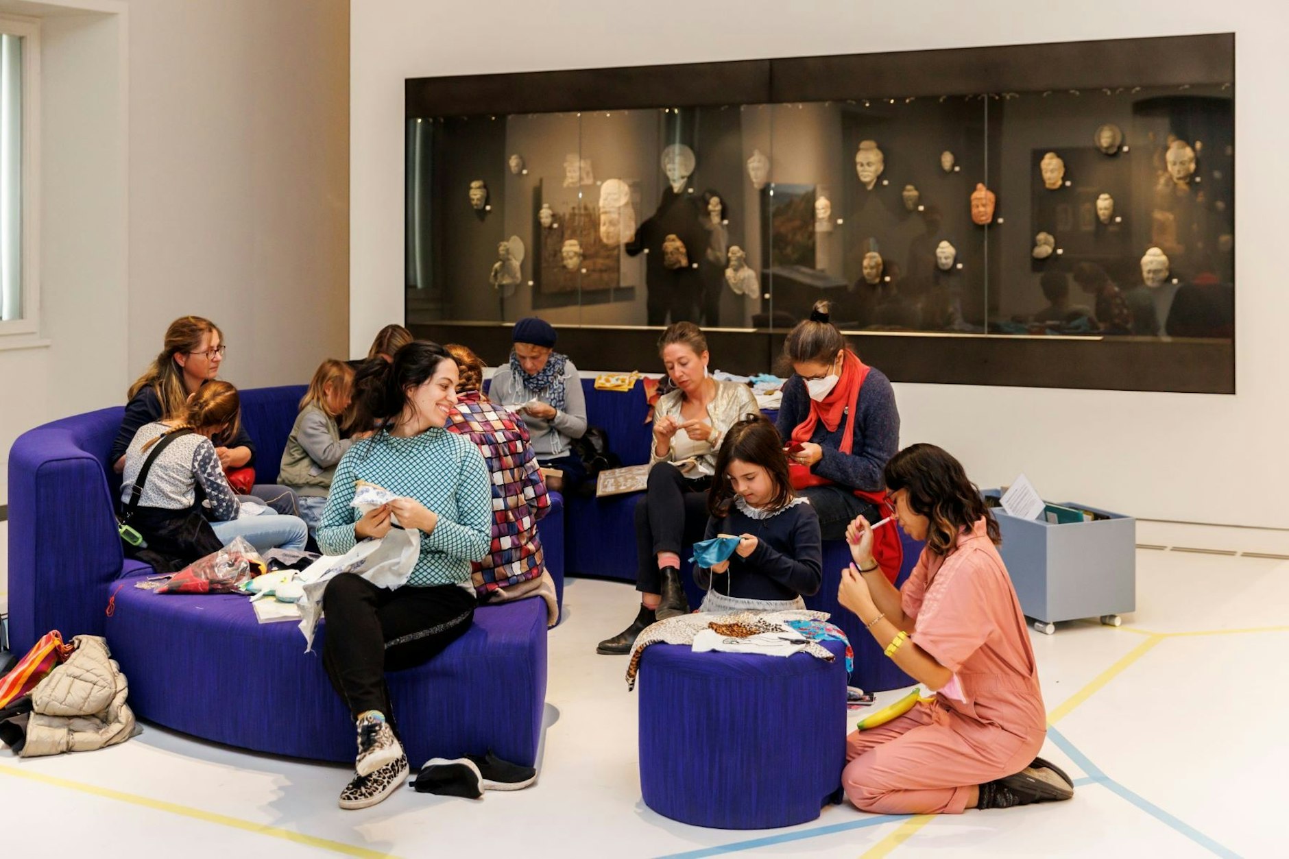 Besucherinnen im Drop-in Workshop "Sticken und Schwätzen" 
