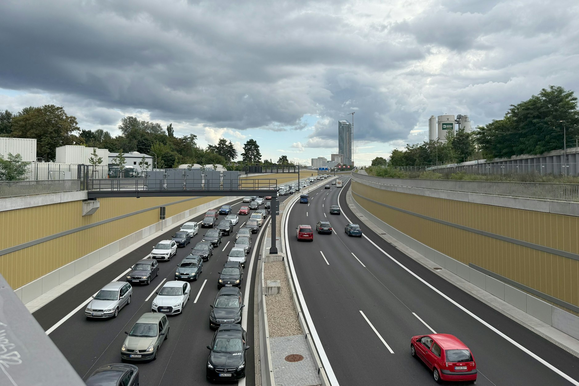 Dichter Verkehr auf der Verlängerung der Stadtautobahn A100 nach Treptow. Der Senat begrüßt den Plan des Bundes, den Stadtring bis Lichtenberg zu verlängern.