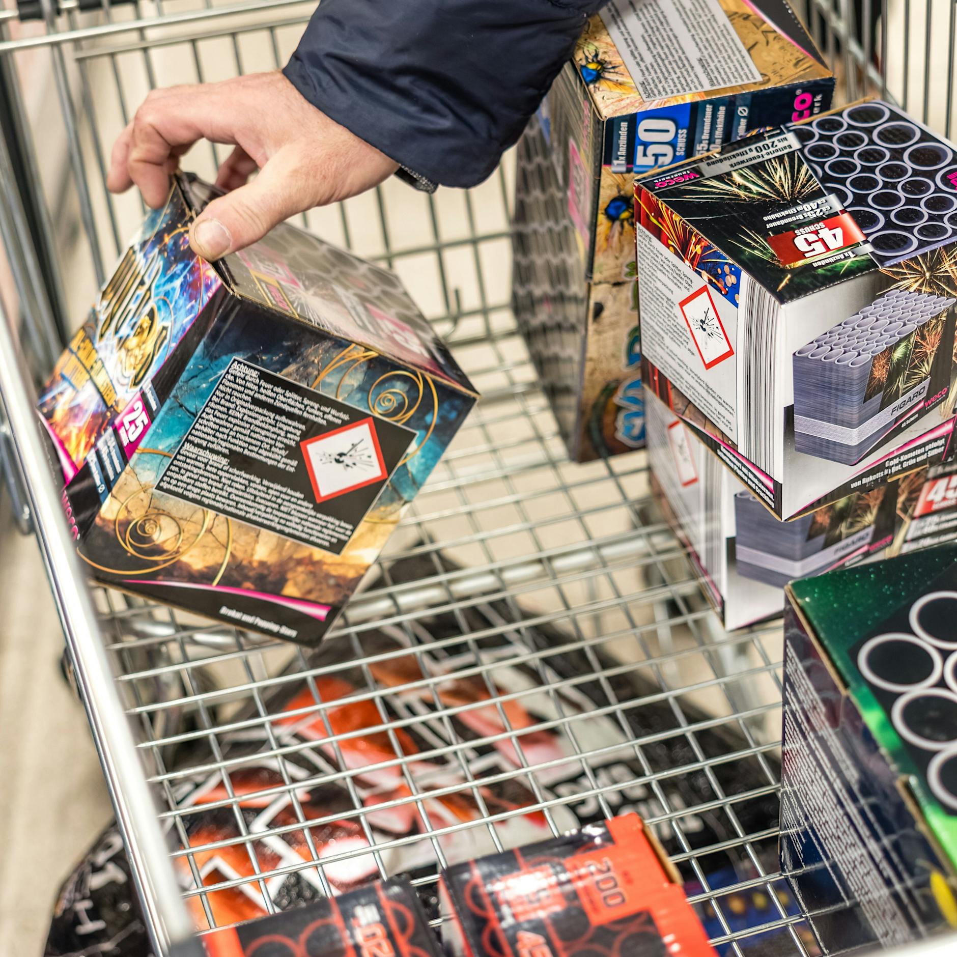 Diebe klauen zwei Tonnen Feuerwerk von Supermarkt-Parkplatz