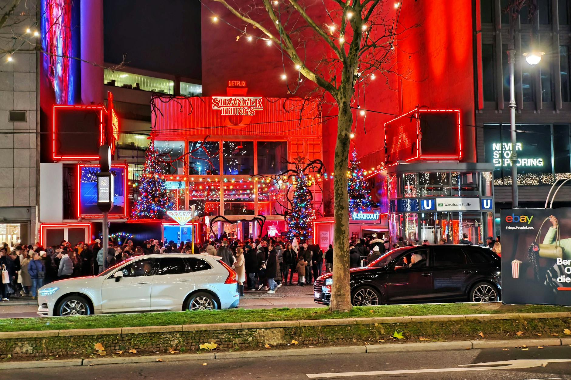 Der „Stranger Things“-Weihnachtsmarkt ist so beliebt, dass es hier immer eine lange Schlange gibt.