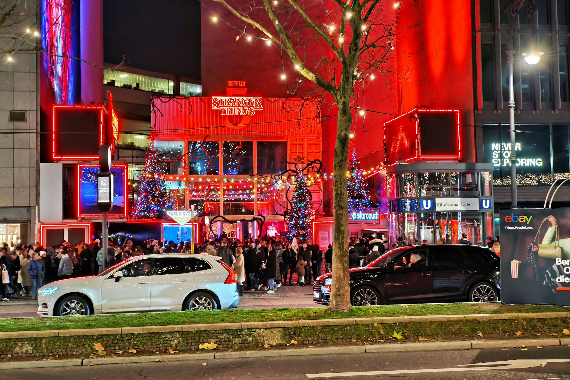 Der „Stranger Things“-Weihnachtsmarkt ist so beliebt, dass es hier immer eine lange Schlange gibt.