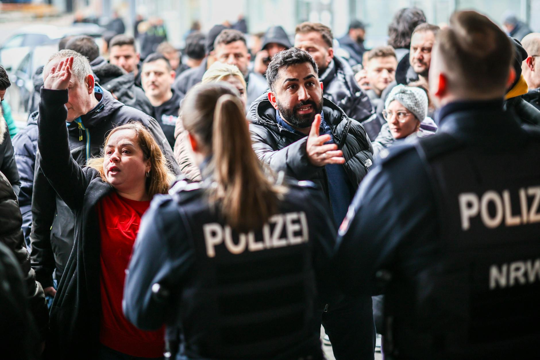 Tumulte nach spektakulärem Einbruch in Bankfiliale