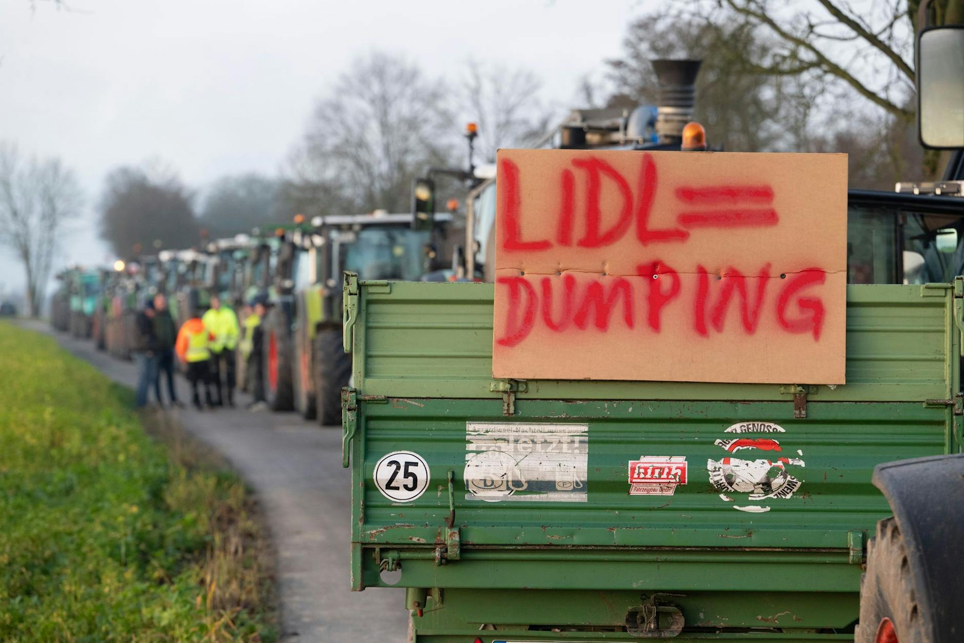 Landwirte protestierten bereits gegen den Preisverfall bei der Butter - und warfen den Discountern vor, dass sie das gelbe Gold verramschen.
