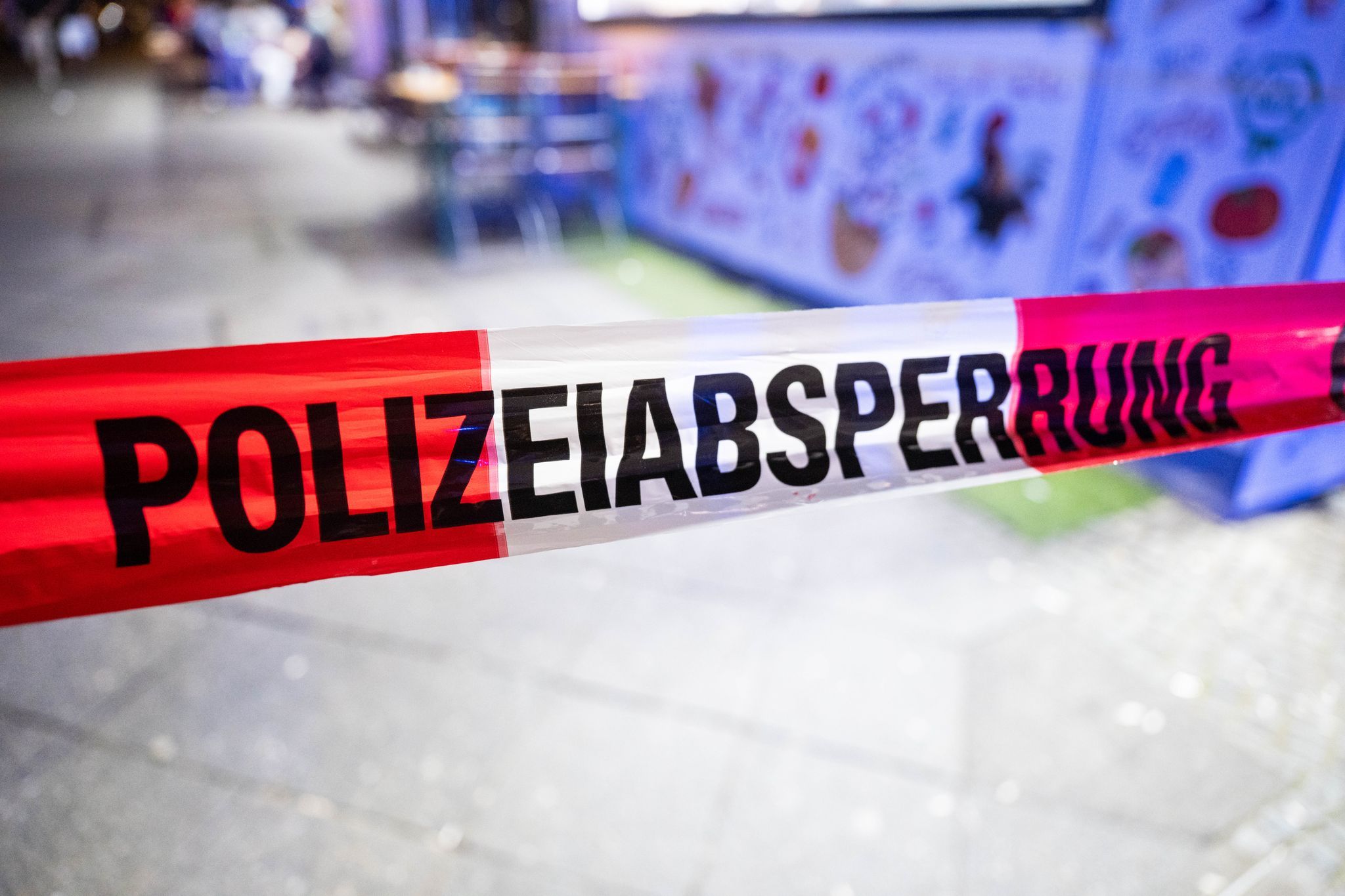 Lichtenberg: Mann stirbt nach Messerangriff auf Gehweg – Mordkommission ermittelt